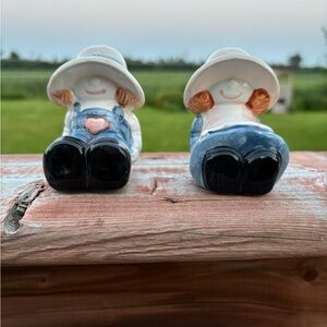 Vintage! Très joli duo de salière et poivrière de deux petits campagnards (A)